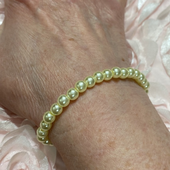 Set Of 2 NWOT Stretch Faux Pearl Bracelets! - Picture 3 of 4